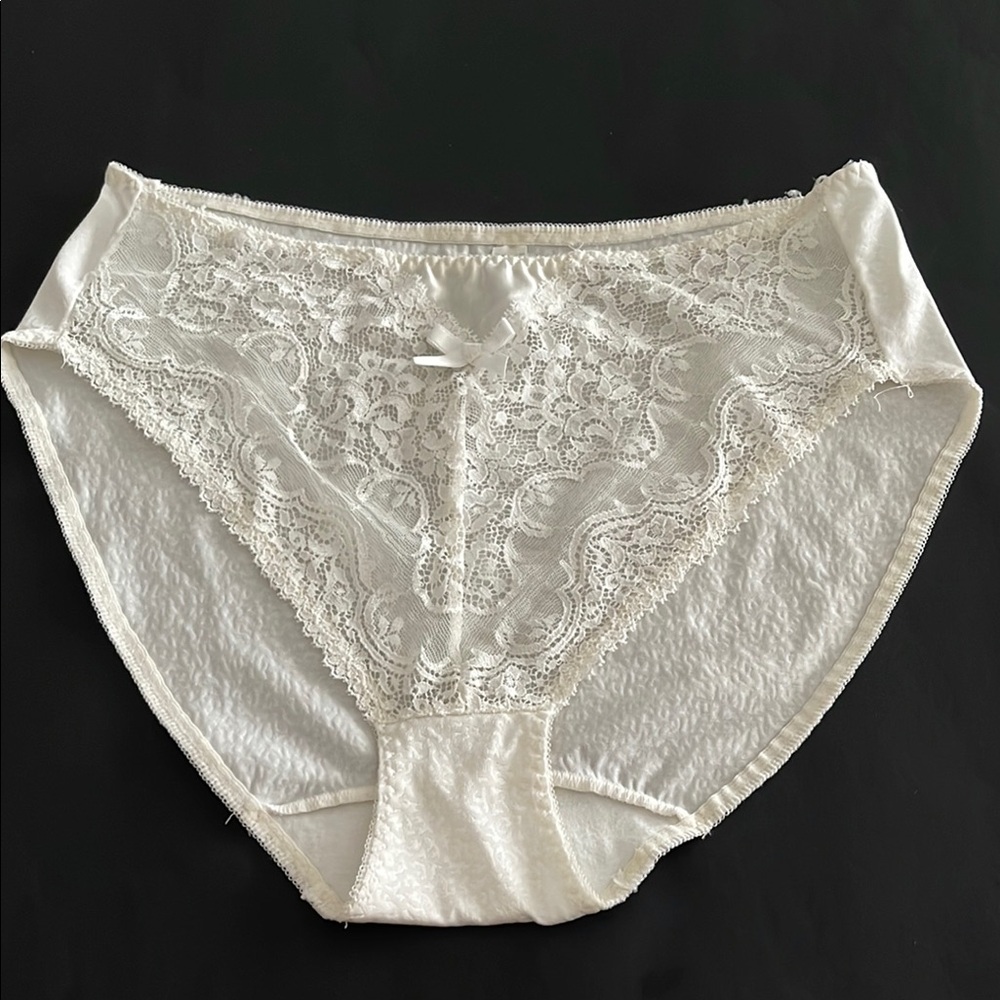 Lejaby Cream Lace Bow Front Panty